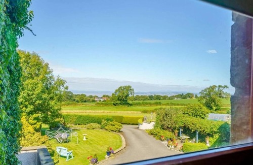 Slyne Apartamento | A beautifully appointed apartment featuring lots of original artwork.
