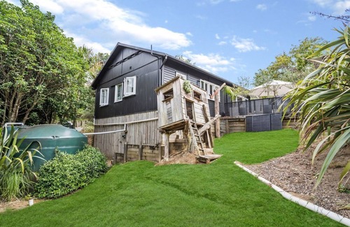 Waiheke Island Cabaña | A beautifully decorated 3 bedroom home featuring a private outdoor terrace.