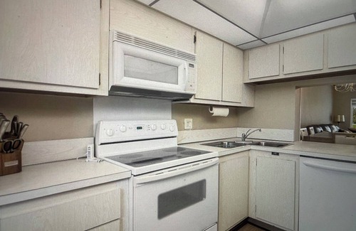 Bel Air Apartamento | A block from the beach! 2-bedroom condo in quiet Lauderdale by the Sea
