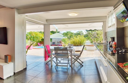 Sainte-Anne Apartamento | JOLIREVECREOLE: Apartamento de lujo, 4 **** entre mar y campo con piscina