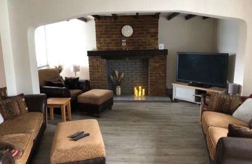Staines Casa | A Bright and Spacious Gem