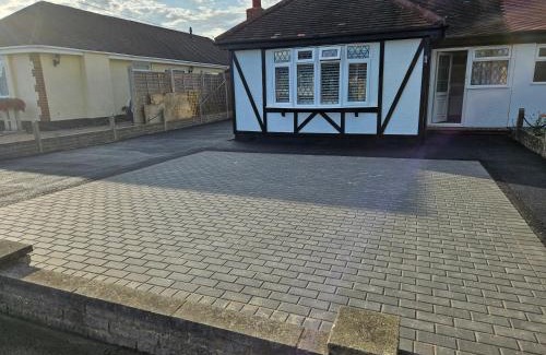 Staines Casa | A Bright and Spacious Gem