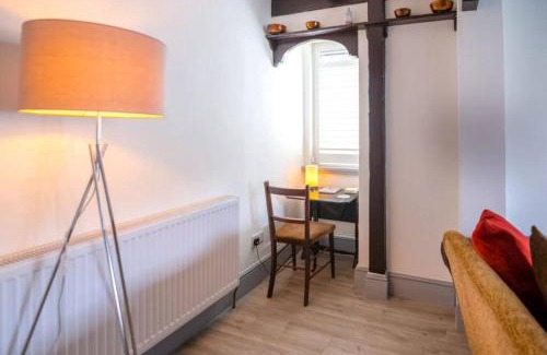 Staines Casa | A Bright and Spacious Gem