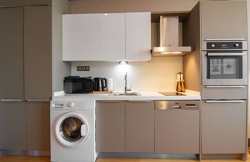 Bagcilar Apartamento | A bright and stylish studio in Batışehir Göztepe, offering modern amenities, a fully equipped kitchen, and seamless access to central Istanbul. Perfect for solo travelers or couples seeking comfort and convenience.