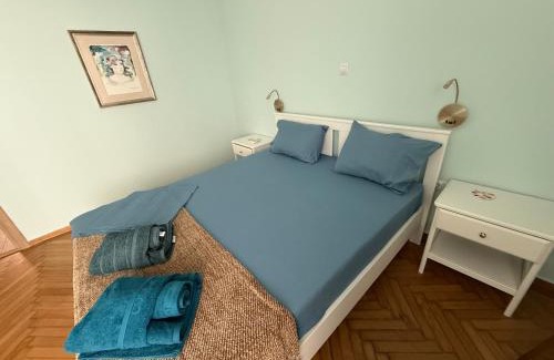 Attiki Apartamento | A bright flat with garden, a private urban oasis in Athens