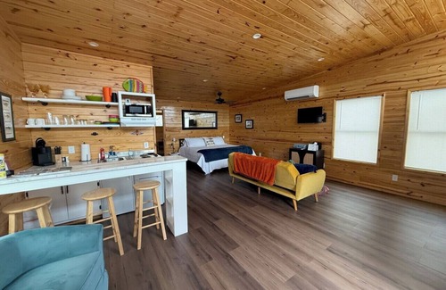 Uvalde Cabina | A cabin in the Texas Hill Country offers spectacular views of the Nueces River.