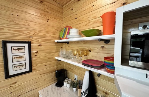 Uvalde Cabina | A cabin in the Texas Hill Country offers spectacular views of the Nueces River.