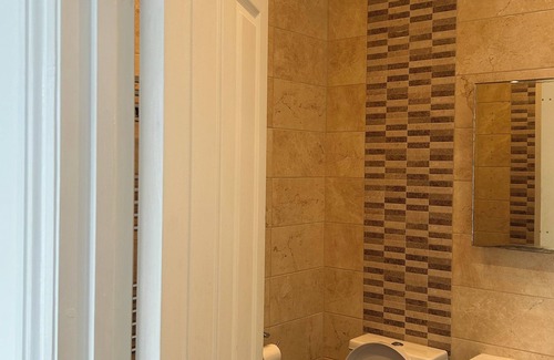 Finchley Church End Casa | A calm retreat where you can unwind, in a lovely location.