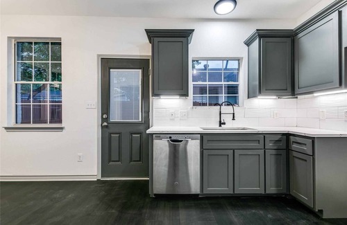 Dallas Casa | A Century Modern Luxurious Home Minutes from White Rock Lake & A Huge Backyard!