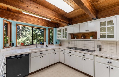 Dundee Cabina | A chalet-style cabin set atop the Red Hills of Dundee in The Willamette Valley