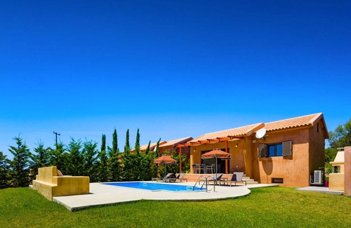 Sarlata Villa | A Charming 2 bedroom Villa, 2 Bathrooms, Private Pool, Short walk to the beach