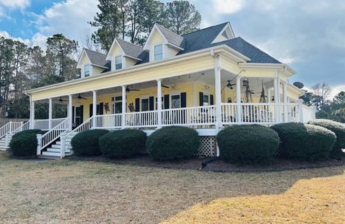 Wilmington Casa | Charming 3-bedroom/3.5 bath house in Wilmington with in-ground pool on the water