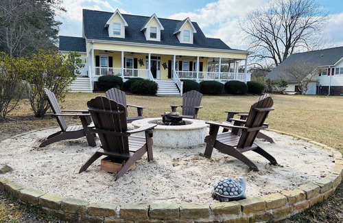 Wilmington Casa | Charming 3-bedroom/3.5 bath house in Wilmington with in-ground pool on the water