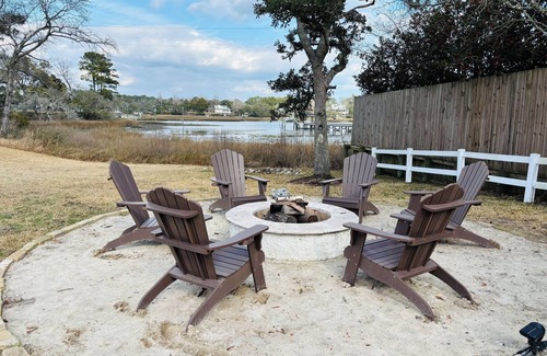 Wilmington Casa | Charming 3-bedroom/3.5 bath house in Wilmington with in-ground pool on the water