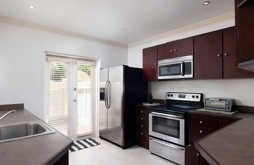 Folkestone Casa | A charming blend of comfort and sophistication in this near-the-beach townhouse