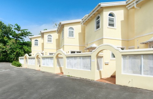 Folkestone Casa | A charming blend of comfort and sophistication in this near-the-beach townhouse