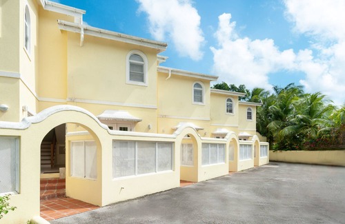 Folkestone Casa | A charming blend of comfort and sophistication in this near-the-beach townhouse