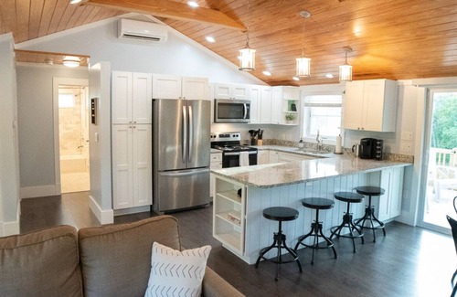 Bayshore Casa | A Cheerful 2-bedroom cottage
