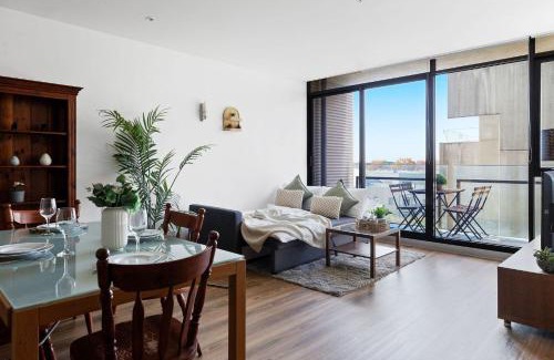 Carlton South Apartamento | A Chic 2BR Apt Near Melbourne Uni FREE Parking