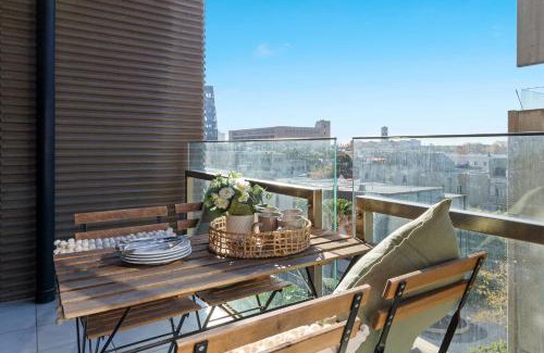 Carlton South Apartamento | A Chic 2BR Apt Near Melbourne Uni FREE Parking