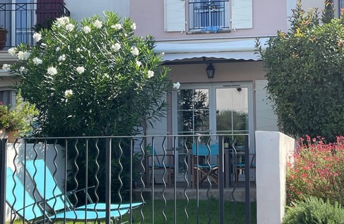 Aigues-Mortes Villa | Un elegante y confortable villa de 2 dormitorios y amarre en el desarrollo de la marina privada