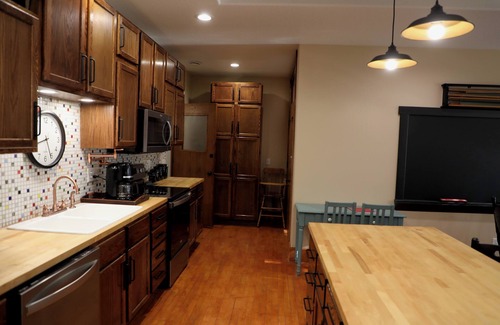 Oskaloosa Apartamento | A Class-y & spacious 1500 square foot retreat in a century old brick schoolhouse