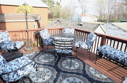 Oskaloosa Apartamento | A Class-y & spacious 1500 square foot retreat in a century old brick schoolhouse