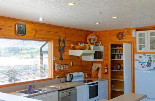 South Bay Casa | A Classic Kiwi Bach in South Bay