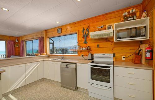 South Bay Casa | A Classic Kiwi Bach in South Bay
