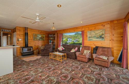 South Bay Casa | A Classic Kiwi Bach in South Bay