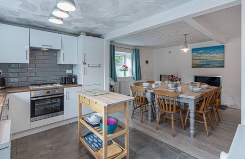 Cemaes Bay Casa | A coastal property that sleeps 8 guests in 4 bedrooms