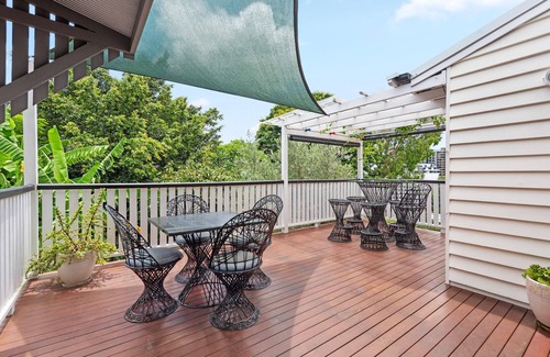 Woolloongabba Casa | A Colourful Life! 4Bed/2.5Bath/1Car ~ Queenslander