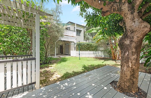 Woolloongabba Casa | A Colourful Life! 4Bed/2.5Bath/1Car ~ Queenslander