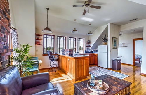 McKinleyville Apartamento | A combo of the 2nd and 3rd floors of SkyDeck House, dog / pet friendly!