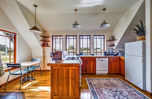 McKinleyville Apartamento | A combo of the 2nd and 3rd floors of SkyDeck House, dog / pet friendly!
