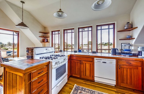 McKinleyville Apartamento | A combo of the 2nd and 3rd floors of SkyDeck House, dog / pet friendly!