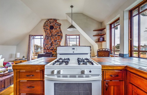 McKinleyville Apartamento | A combo of the 2nd and 3rd floors of SkyDeck House, dog / pet friendly!