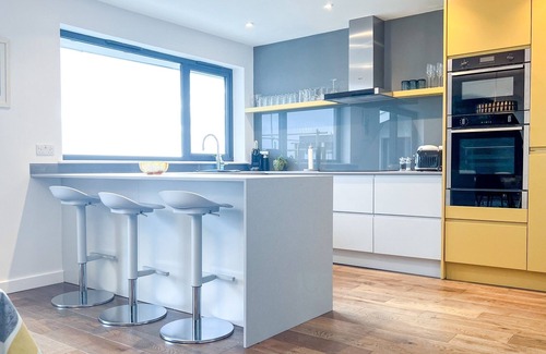 Llanstadwell Cabaña | Contemporary spacious holiday home in Llanstadwell Pembrokeshire