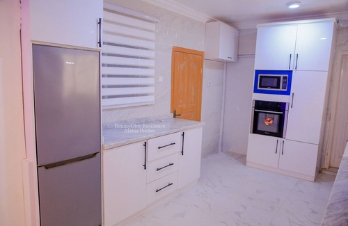 Ibadan Casa | A Cosy 5 bedroom, 2 living-room 2 kitchen and 6 bathroom available for short let
