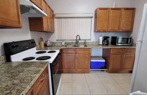 Crystal Lake Casa | A Cottage on Lake Near Universities and colleges. close to shops and downtown
