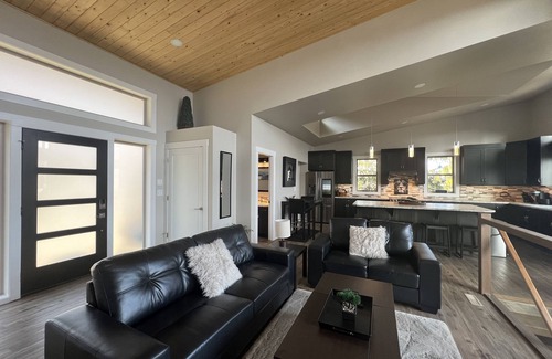 Blind Bay Casa | A Cozy And Modern Retreat On Shuswap Lake