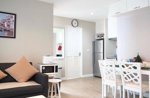 Saen Suk Condominio | A Cozy and Spacious Beachfront Condo with only One Minute walk to the beach!