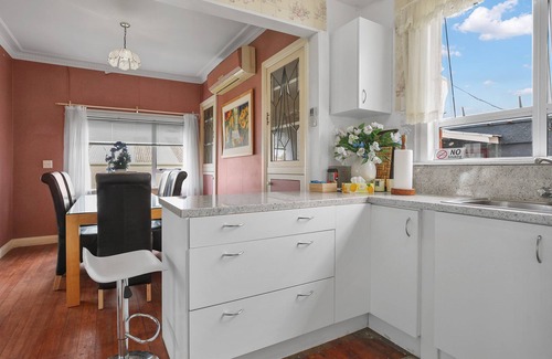 Te Awamutu Casa | A cozy art deco farmhouse within walking distances to all amenities in town.