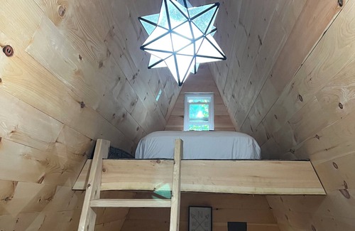 Skowhegan Cabina | A cozy cabin ideal for a couple who want to get away and enjoy the outdoors.