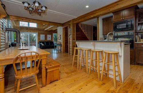 Kimberley Cabaña | A Cozy Country Retreat * Indoor Hot Tub * Ski * Wi-Fi