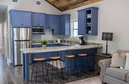 Livingston Cabina | A Cozy Getaway Right on the Water, Two Creeks Crossing Resort