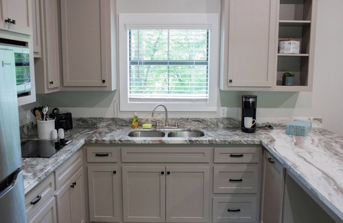 Livingston Cabina | A Cozy Getaway Right on the Water, Two Creeks Crossing Resort