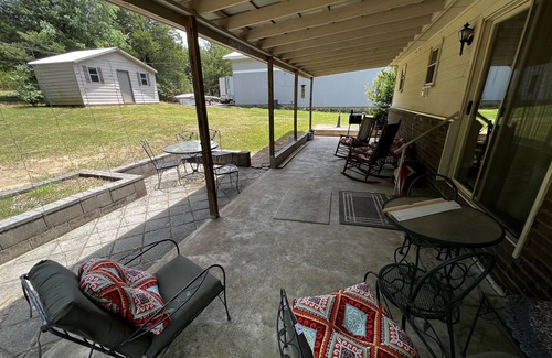 Heber Springs Casa | A cozy lake retreat with all the amenities and a fireplace.