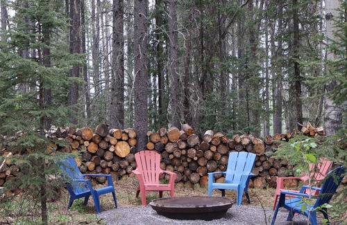 Nordegg Cabina | A Cozy Outdoorsman's Retreat in the Heart of the Rocky Mountains