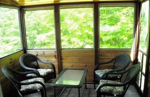 Gilmanton Cabina | Escapada romántica Cabina muy privada con vistas al lago Sawyer / WIFI y TV por cable